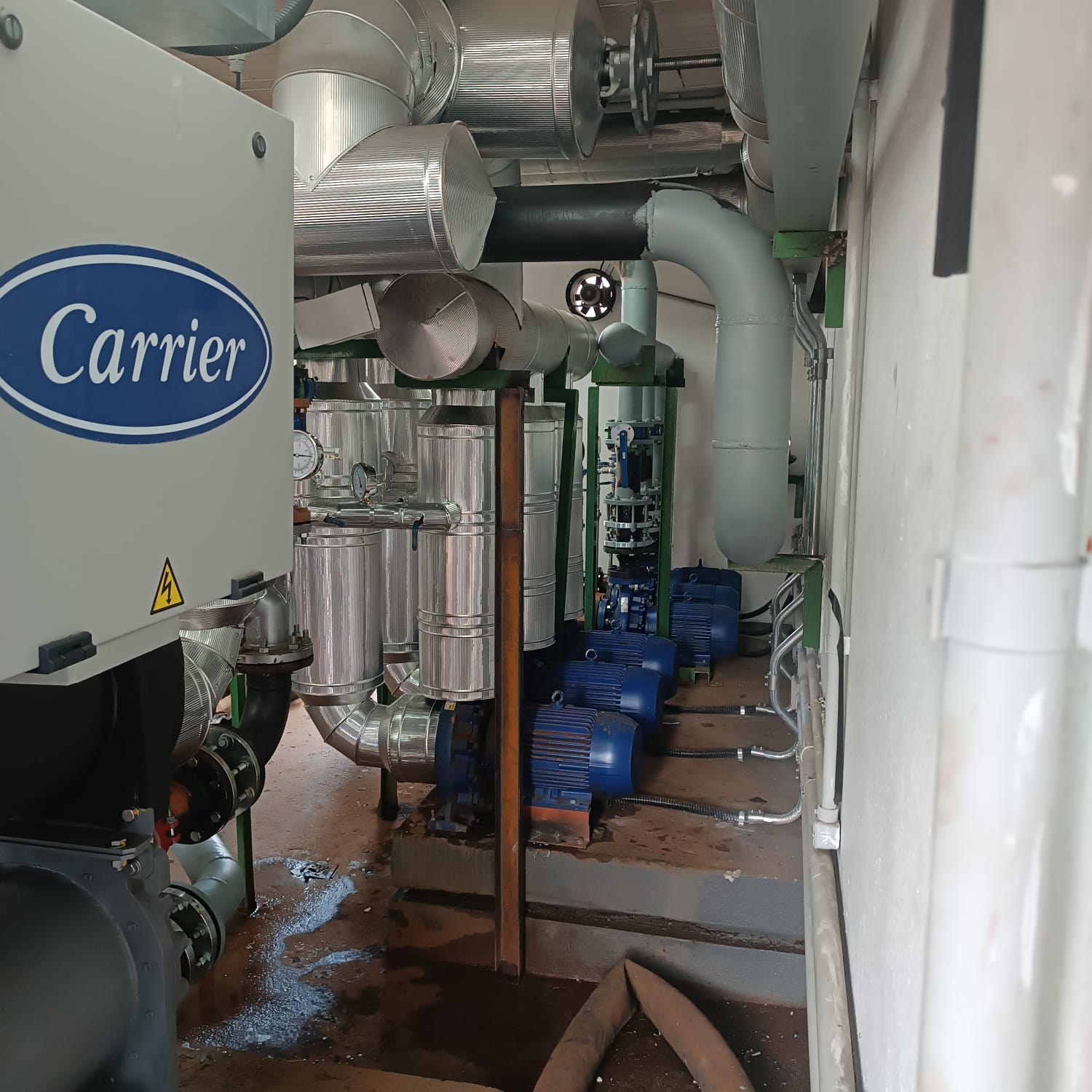 Casa de máquinas com sistemas Chiller, bombas e tubulações hidráulicas